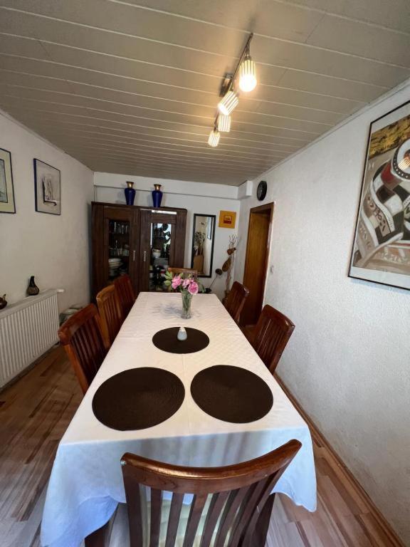 Gaestehaus Linden Homestay *